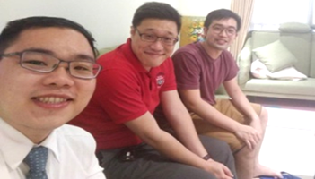 一張含有 個人, 室內, 窗戶, 牆 的圖片