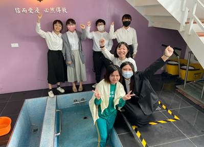 一張含有 個人, 室內, 地板, 擺姿勢 的圖片