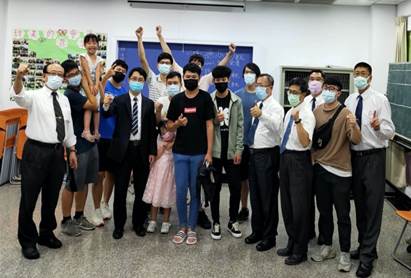 一張含有 天花板, 個人, 室內, 地板 的圖片