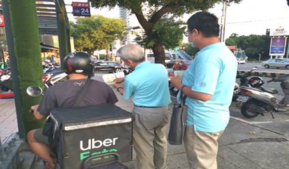 一張含有 文字, 個人, 室外, 人 的圖片