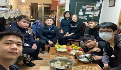 一張含有 個人, 室內, 小孩, 團體 的圖片