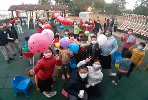 一張含有 個人, 團體, 室外, 人 的圖片