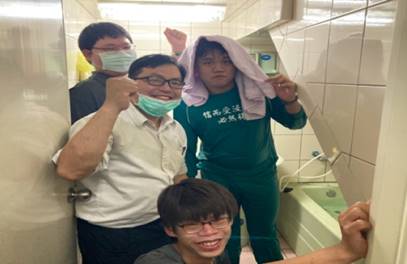 一張含有 個人, 室內, 牆 的圖片