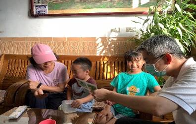 一張含有 個人, 老, 家庭, 餐點 的圖片