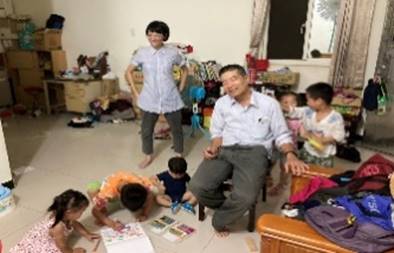 一張含有 個人, 老, 家庭, 餐點 的圖片