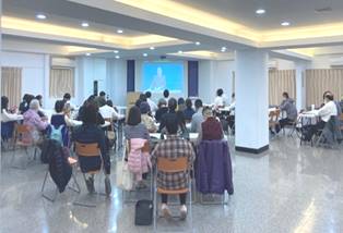 一張含有 天花板, 室內, 地板, 機場 的圖片