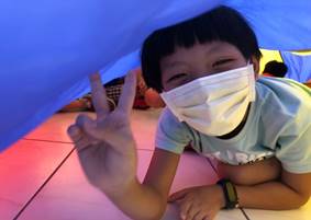 图片包含 人, 服装, 桌子, 看着