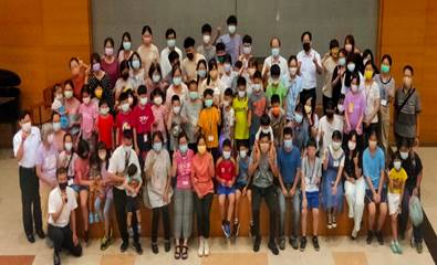 一群人站在台上