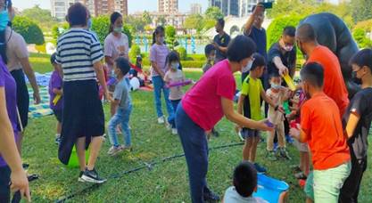 一群小孩在草地上