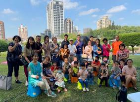 一群小孩在草地上