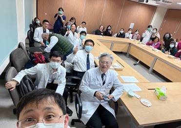 一張含有 服裝, 室內, 人員, 人的臉孔 的圖片