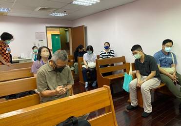 一張含有 服裝, 人員, 室內, 男人 的圖片